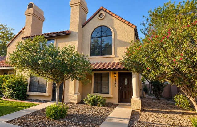 Charming 2 Bedroom 2 Bath Townhouse Gallery 1