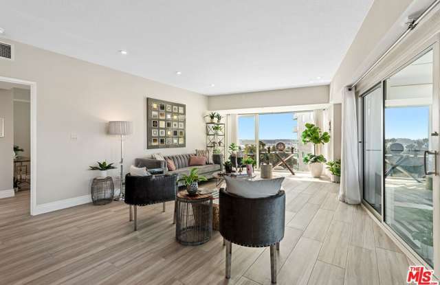 13600 Marina Pointe Dr Gallery 3