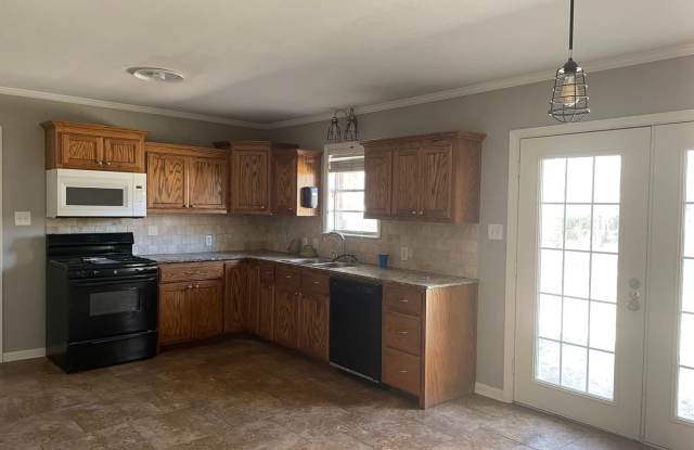 3/2/2 PTISD LARGE FENCED YARD - 111 East Brentwood Street, Longview, TX 75604