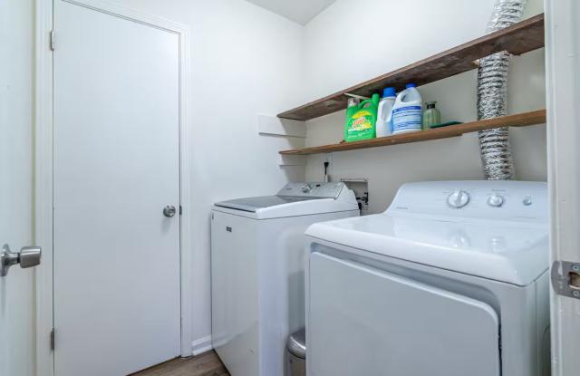 Room in 2 Bedroom Home in Austell photos photos