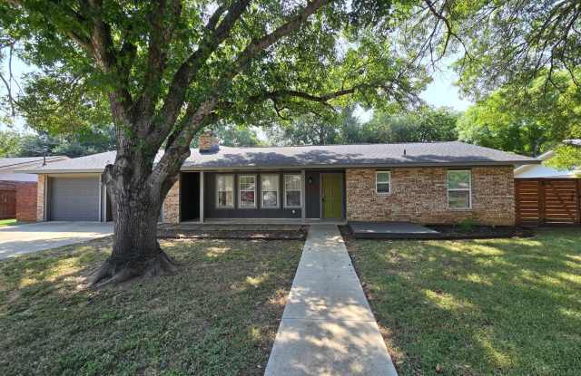 1.5 Miles to Gruene / Fridge, Washer & Dryer Included / 2 Living Areas / Tons of Space / No Carpet / CISD photos photos