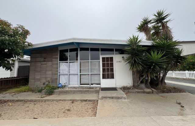 Charming Pierpont Beach Cottage! - 2042 Pierpont Boulevard, Ventura, CA 93001