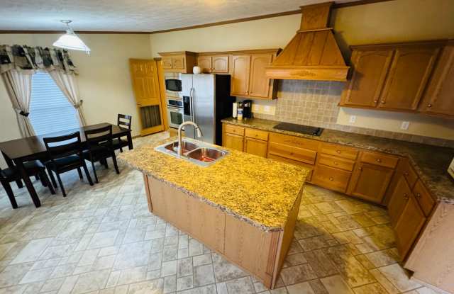 3 Bed/2 Bath House with a yard and large front porch - Available 05/19/2027 Gallery 3