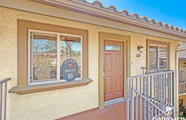 Inviting 2BD/1BA Upper-Level Apartment in Golden Hill with A/C Unit, Spa & Gated Community! - 2784 B Street, San Diego, CA 92102