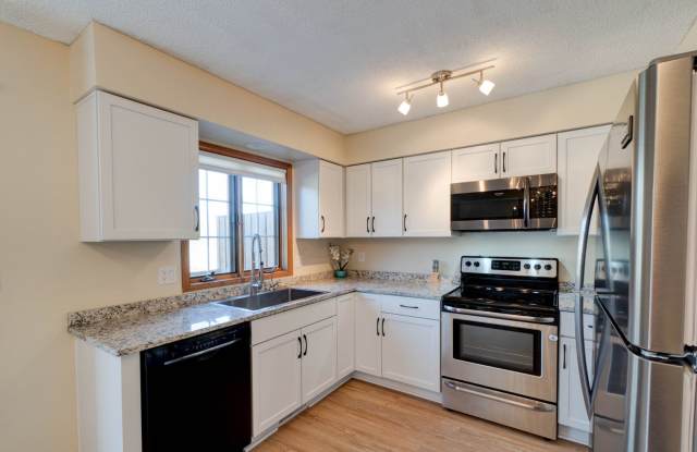 2 bedroom, 2 bath townhome on Iowa City's west side - 1827 Earl Road, Iowa City, IA 52246