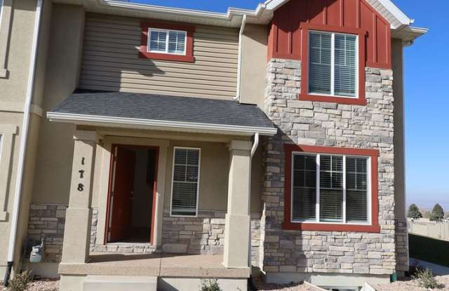Newer 3 bedroom Townhomes photos photos