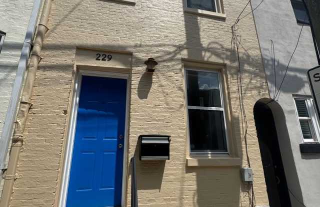 Beautifully Renovated 2 Bed / 2 Bath Rowhome in the Heart of Fells Point photos photos
