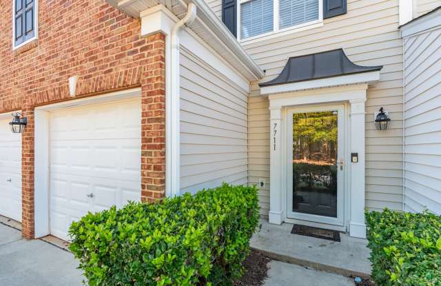 Phenomenal location+ 3 bed 2.5 bath Townhome in Long Lake with Amenities Galore! Gallery 4