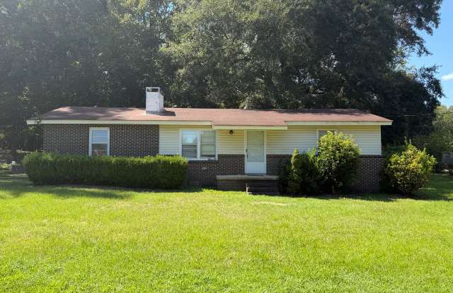 Country Field, City Convenience, Spacious 3 Bed Home Near Historic Downtown Prattville Gallery 1