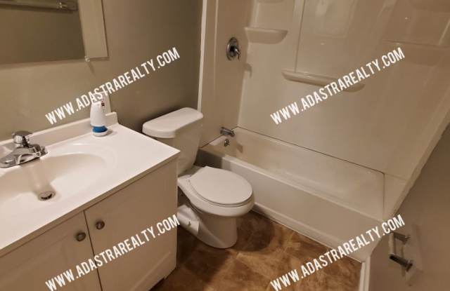 Gorgeous 3 Bedroom Duplex in Olathe-Available NOW!! - 1513 East Elizabeth Street, Olathe, KS 66061
