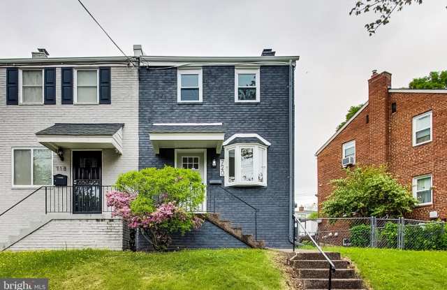 720 HILLTOP Terrace SE Gallery 1