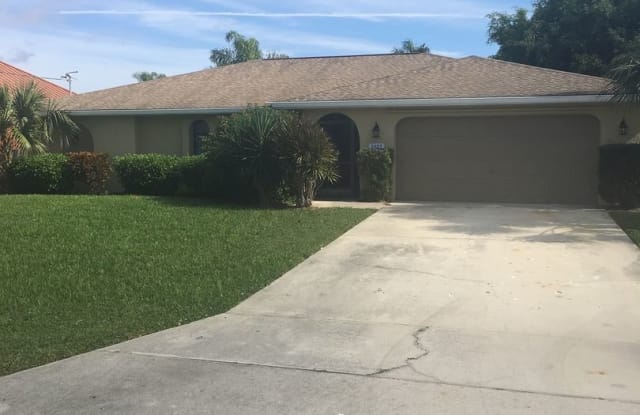 2827 SE 19th Place - 2827 Southeast 19th Place, Cape Coral, FL 33904