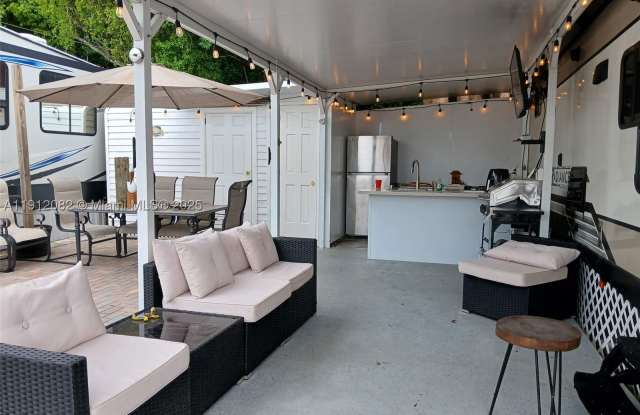 325 Calusa St Gallery 4