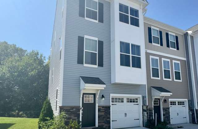 Charming 4 Bedroom/3.5 Bathroom in Essex, MD! - 308 Top Cottage Court, Essex, MD 21221