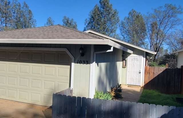 Great Shasta Lake Home in Country Setting, New LVP Flooring photos photos