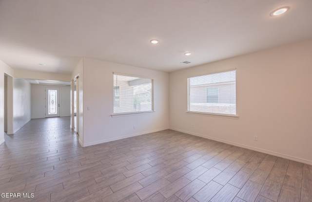2725 MIKE PRICE Drive Gallery 4