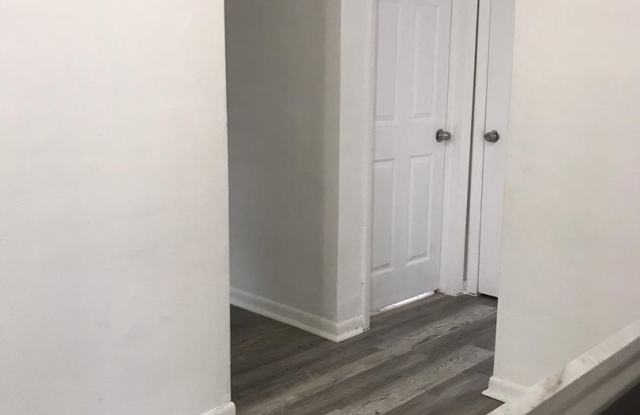Welcome to Our Charming 2-Bedroom and 1-Bathroom Aparments Gallery 4