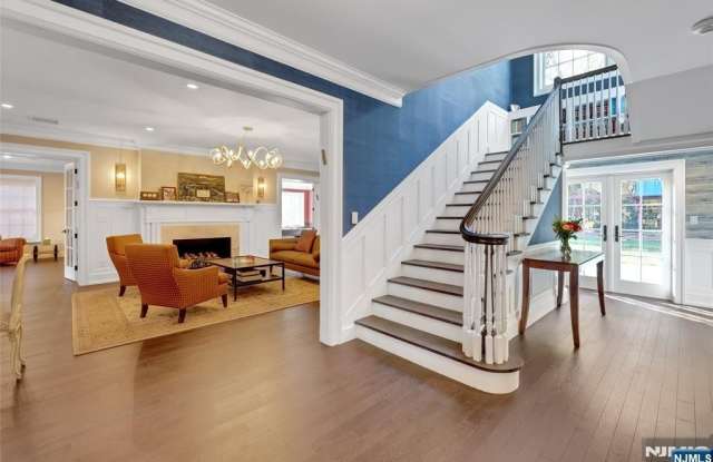 292 MAPLE Street Gallery 2