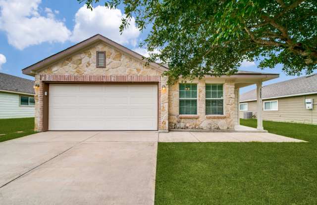 Charming 3-Bedroom Home in Selma | No Carpet | Covered Patio | Near Randolph AFB Gallery 1