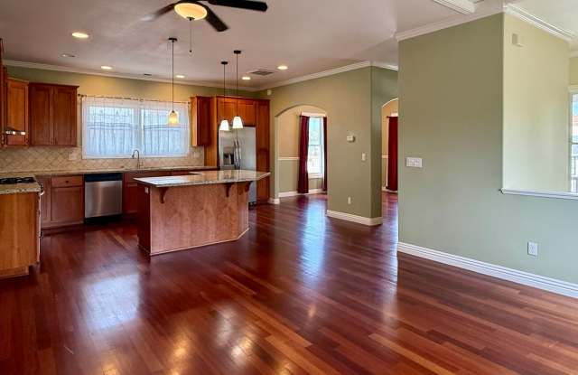 Beautiful Victorian Townhome in Historic 'Old Quad' Area of Santa Clara Gallery 4