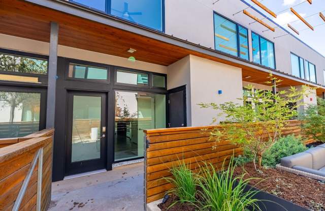 Beautiful 1 bedroom, 1.5 bathroom home in Central East Austin! Gallery 1