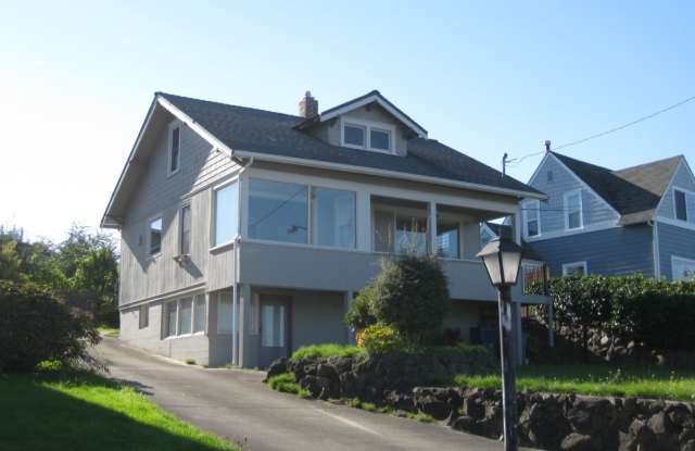 Beautiful 3 bedroom house, plus den with views of Lake Washington - 11017 Rainier Avenue South, Bryn Mawr-Skyway, WA 98178