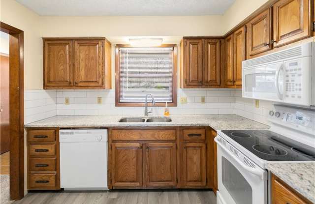 Bella Vista Townhome with POA Amenities & Maintenance-Free Living Gallery 3