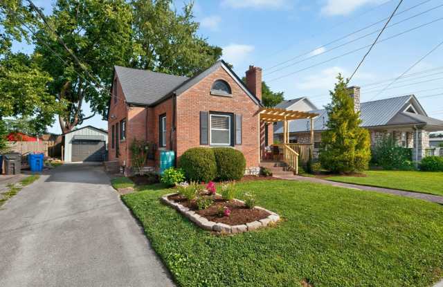 Adorable 3 bedroom downtown bungalow Gallery 4