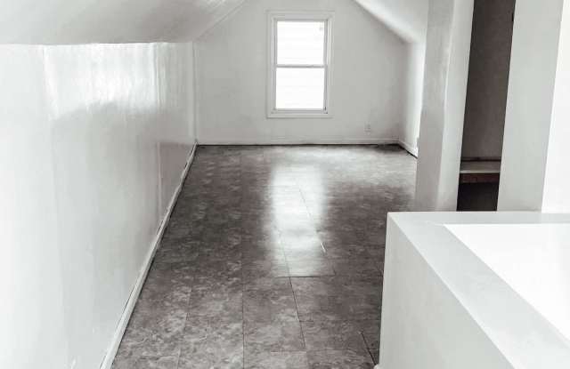 2733 Wolcott St Gallery 4