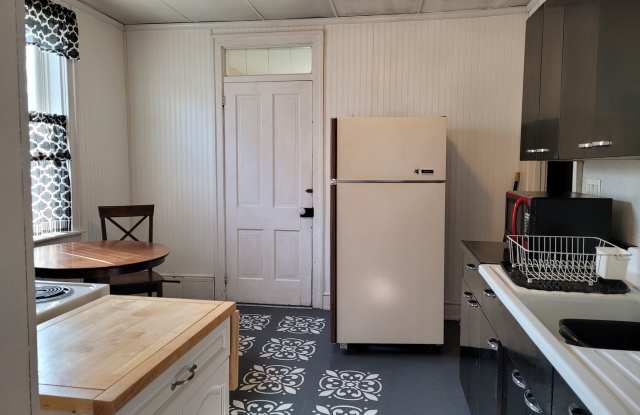 206 Roxbury Rd - 4 BR/1 Bath townhouse - $1200/mo - Available Mid November Gallery 4