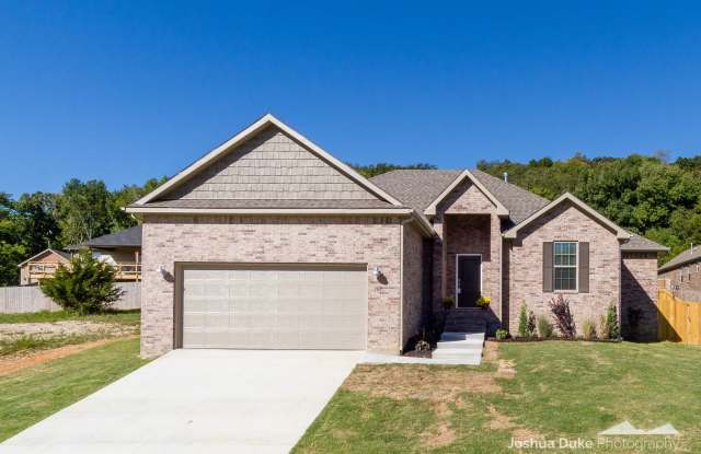 3 bedroom 2 bath modern style home minutes from I-49 and Fayetteville access !! photos photos