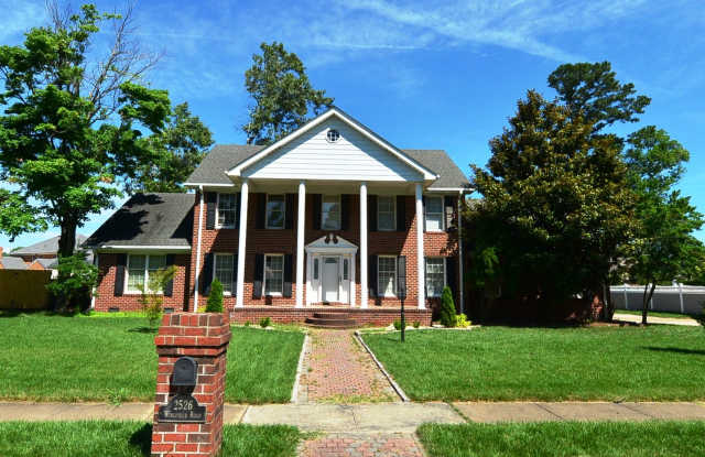 Custom Built brick Manor close to airport and Little Creek! photos photos