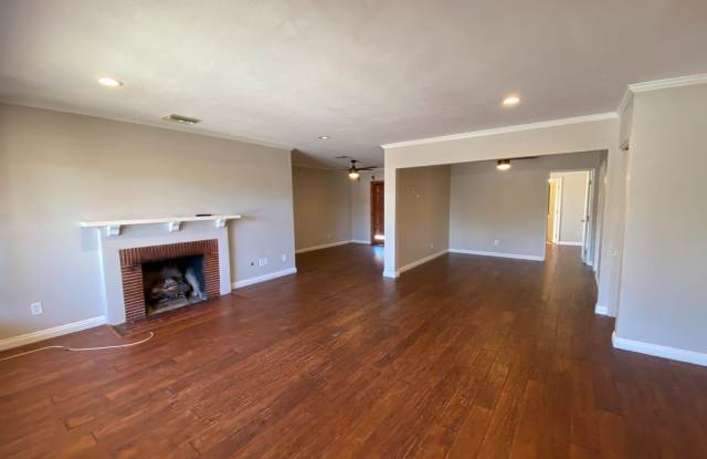 Large 7BD/4BA House on Mary Lane, Two Kitchens! Gallery 3