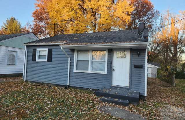 Freshly painted 2 bedroom 1 bath with a detached garage! - 2306 South 36th Street, Louisville, KY 40211