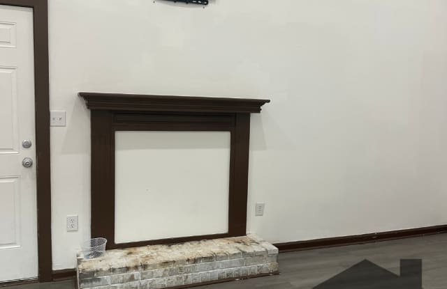 812 North Jackson Avenue Gallery 3