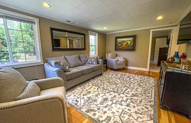 Kelsey's Cottage: Fully Furnished 2 bd/1ba Jacksonville Cottage, Large yard! $300 Utility Fee Gallery 3