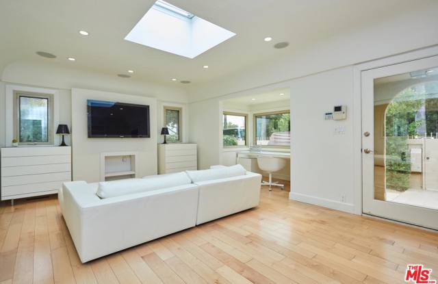 760 North DOHENY Drive Gallery 2