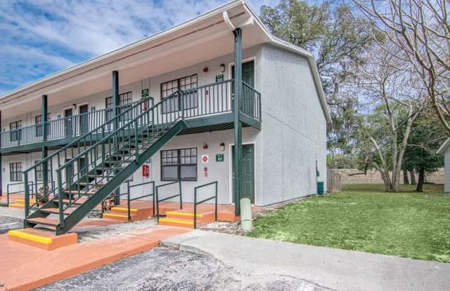 Ground Floor 1/1 with a fenced in backyard in the Heart of Tampa/USF area - 321 Oak Rose Lane, Lake Magdalene, FL 33612