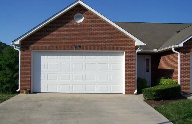 2 bath, 2 car garage townhouse w/ bonus room and fenced yard photos photos