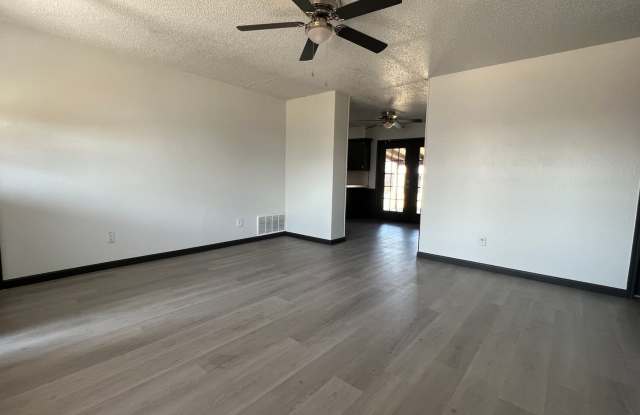 1618 SE Clover Ln- NOW AVAILABLE! Gallery 3