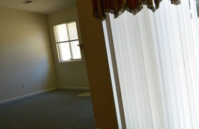 3 Bedroom, 2 bathroom Home in South West Visalia off of Caldwell and Dans Gallery 4