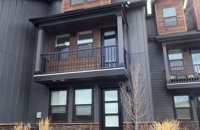 3 Bed/3 Bath Modern and Luxurious Townhome in NE Bend photos photos