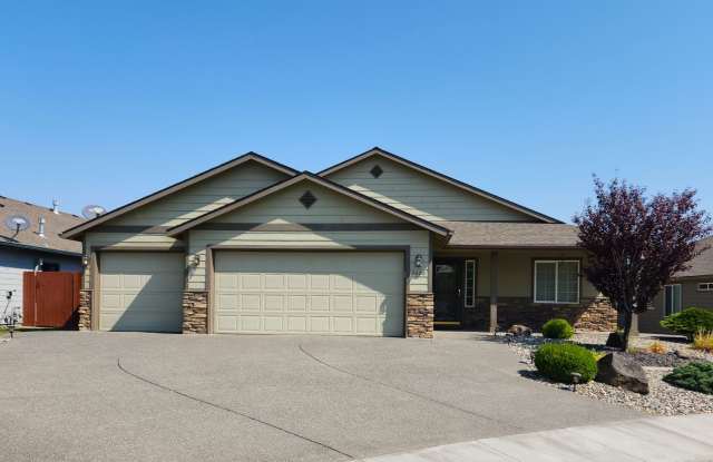 Beautiful home for rent right next door to Horn Rapids Golf Course! Gallery 1