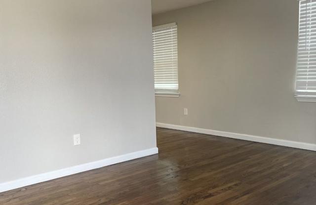 Reduced Deposit and Free Weeks! Updated 2BR w/ Granite Counters, Wood Floors & Prime Location Near Shopping Gallery 3