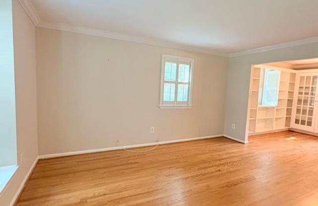 Fabulous Sun Splashed 3 BR, 2.5 BA Townhome in Kenwood Forest! Gallery 3