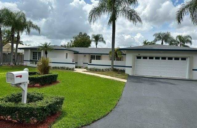 12200 SW 119th Pl - 12200 Southwest 119th Place, Three Lakes, FL 33186