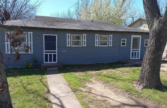 632 E Sears Street - 632 East Sears Street, Denison, TX 75021