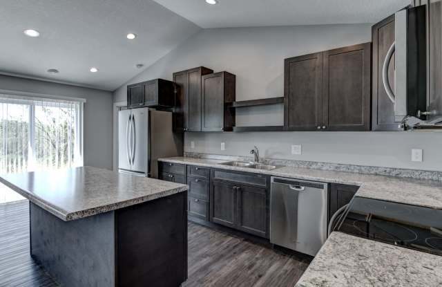 Convenient Location! 3 Bedroom Town Home Gallery 3