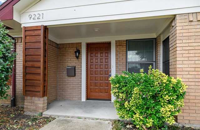 9221 Plano Road Gallery 3