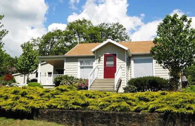 Application Pending - Two Bedroom Cottage for Rent in White Salmon photos photos